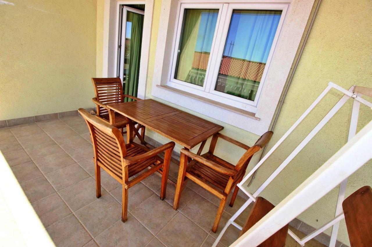 Apartments Marko Nemira Омиш Экстерьер фото