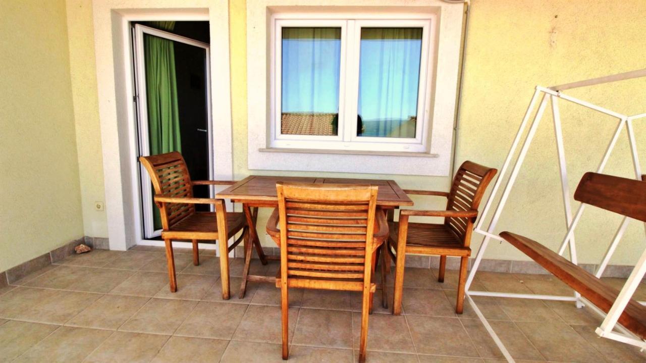 Apartments Marko Nemira Омиш Экстерьер фото