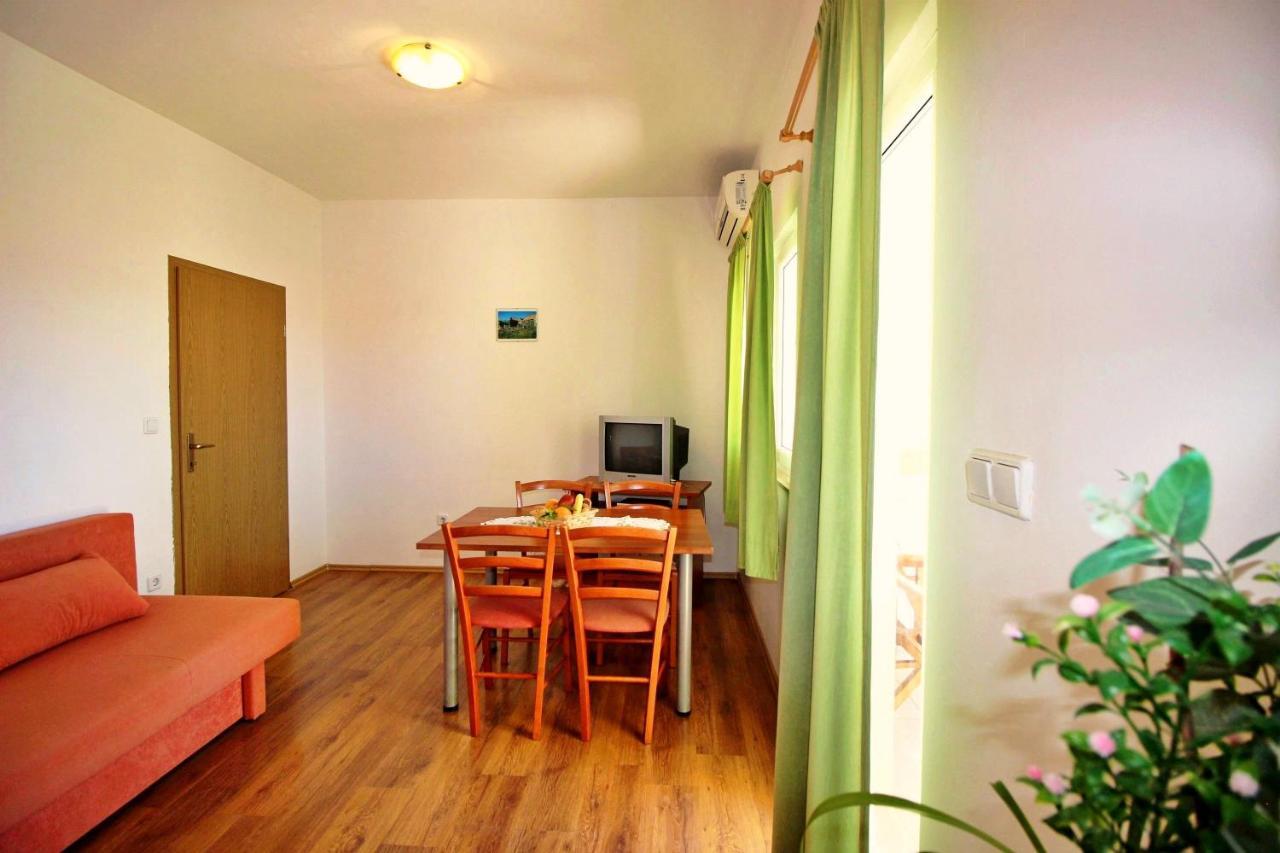 Apartments Marko Nemira Омиш Экстерьер фото