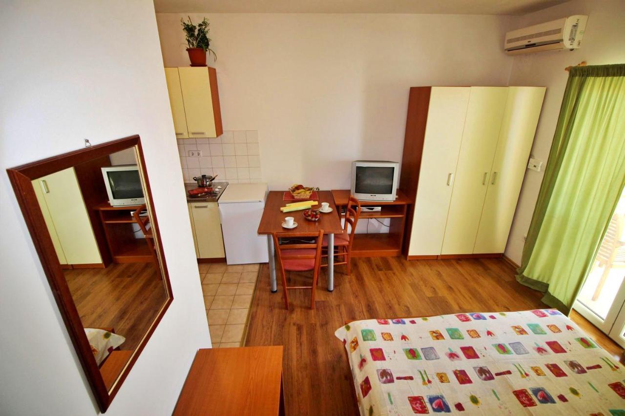 Apartments Marko Nemira Омиш Экстерьер фото
