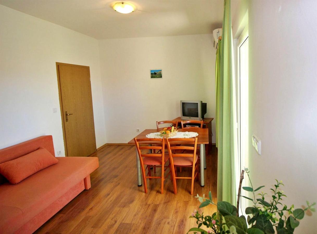 Apartments Marko Nemira Омиш Экстерьер фото